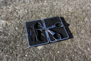 Une mini trousse à outils avec ciseaux pince et tournevis.